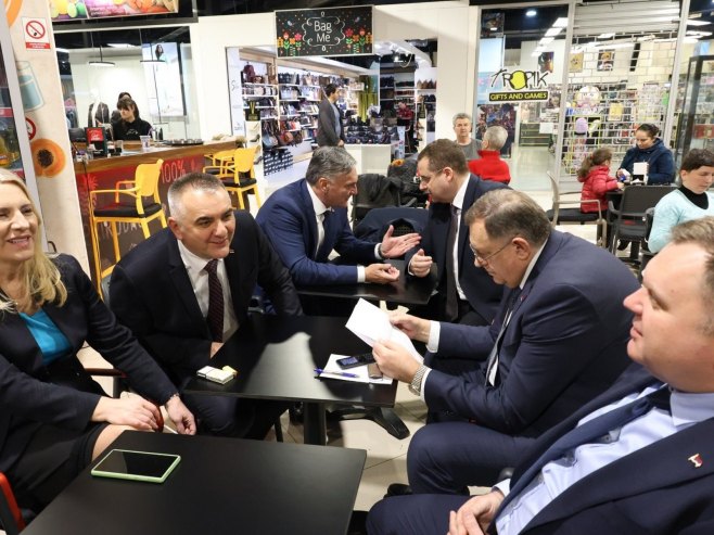 Milorad Dodik sa saradnicima - Foto: Ustupljena fotografija