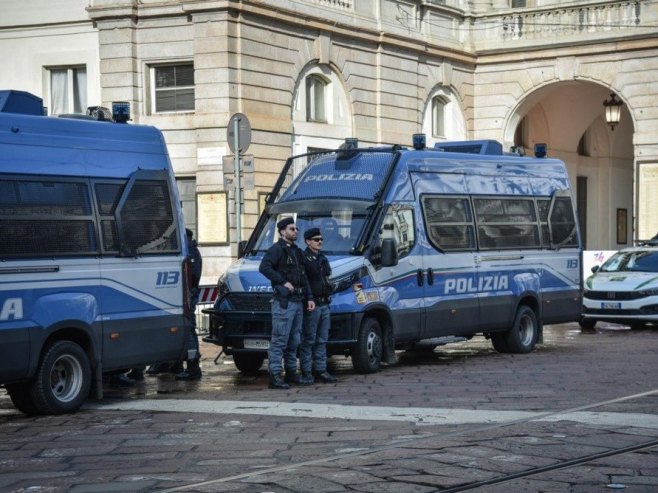 Filmske scene u Italiji: Pokušali raznijeti oklopno vozilo, pucali na policiju (VIDEO)