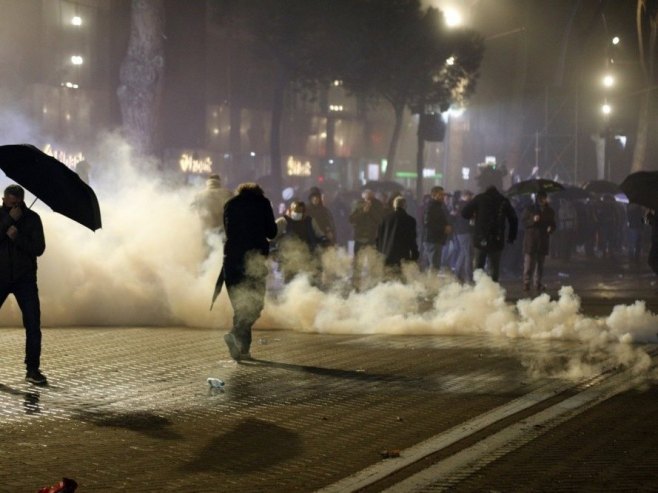 Sukob demonstranata i policije na protestu u Tirani, bacani Molotovljevi kokteli