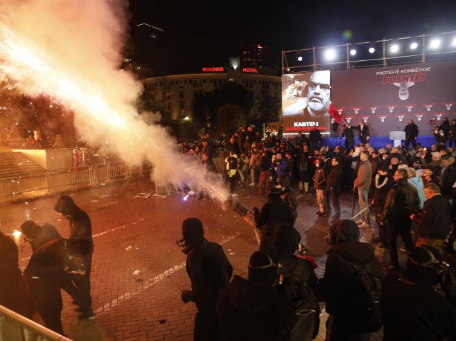Na protestu opozicije u Tirani povrijeđeno 16 policajaca