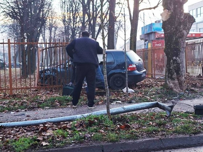 Banjaluka: "Golfom" uništio semafor i ogradu kod škole (FOTO)