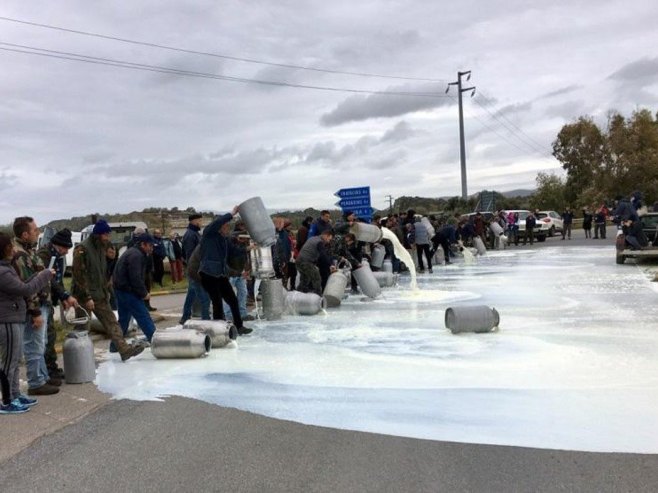 Mlijeko (foto: EPA/FRANCESCO PINNA - ilustracija) - 