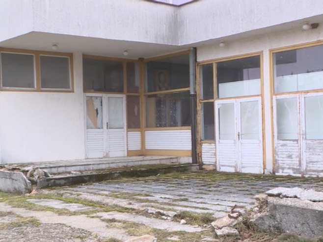 Brojni problemi u SC "Aleksa Šantić" u Nevesinju, dotrajala stolarija i mokri čvorovi (VIDEO)