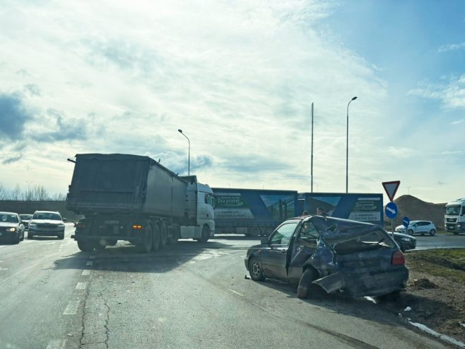 Saobraćajna nezgoda na magistralnom putu Doboj-Derventa: Sudar kamiona i dva automobila (FOTO)