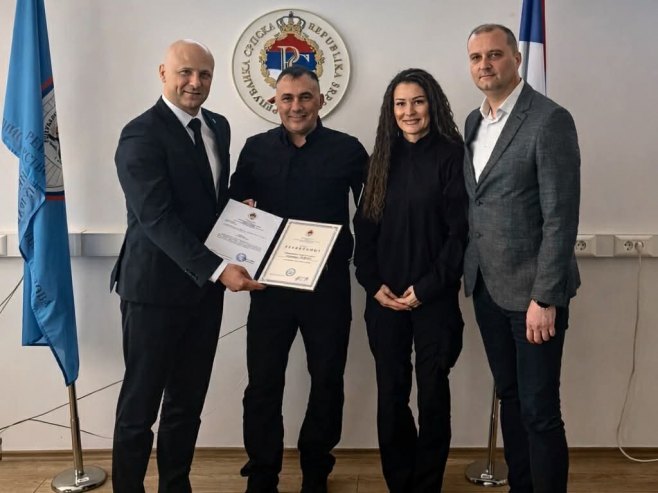 Uručenje zahvalnica - Foto: Ustupljena fotografija