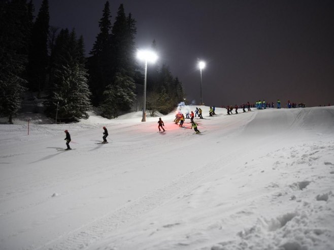 Počelo noćno skijanje na Prači - spektakularan spust instruktora i skijaša (FOTO)