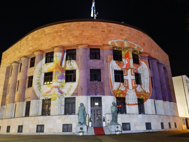 Palata Republike u bojama srpske trobojke - Foto: ZIPAPHOTO/Borislav Zdrinja