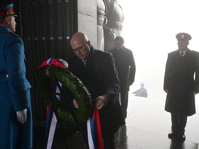 Položen vijenac na Spomenik neznanom junaku na Avali