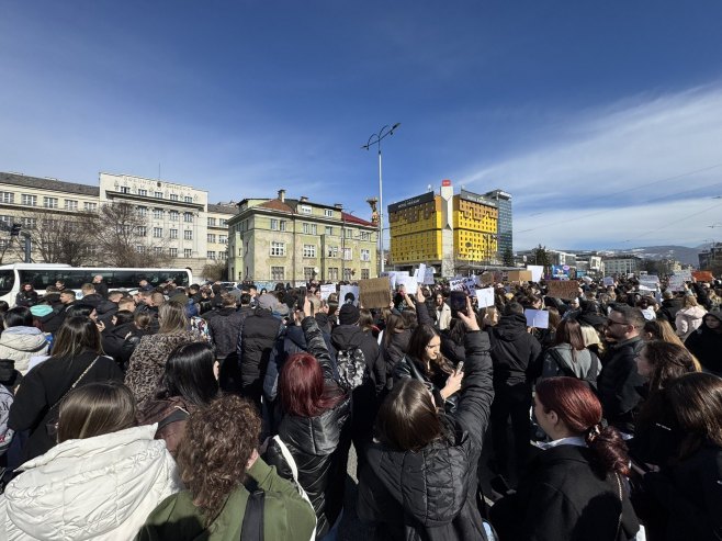 Veliki broj građana na protestu u Sarajevu (FOTO/VIDEO)