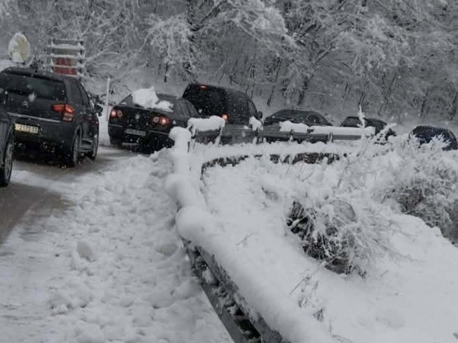 Obilne snježne padavine u Hercegovini - saobraćaj usporen uz česte zastoje