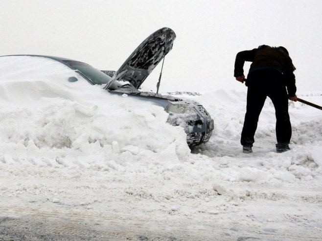 U Rumuniji zbog snježne mećave zatvoreni autoputevi i pruge, otkazani letovi (VIDEO)