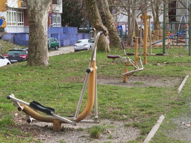 Dječije igralište u banjalučkom naselju Centar 2 devastirano i zapušteno; Građani zabrinuti (FOTO)