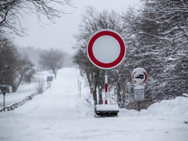 Snijeg paralisao Austriju: Blokirani aerodrom i putevi, zatrpan autobus (VIDEO)