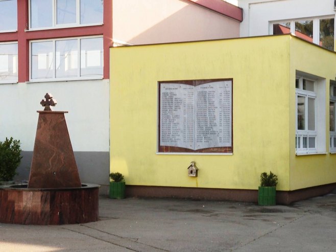 Spomen-ploča u dvorištu škole u Šargovcu - 