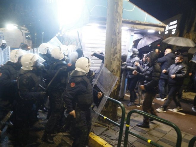 Demonstranti u Tirani bacali Molotovljeve koktele na zgradu Vlade; Policija odgovorila vodenim topovima (VIDEO)