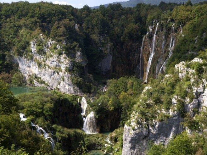 Građani protiv izgradnje migrantskog centra na Plitvičkim Јezerima