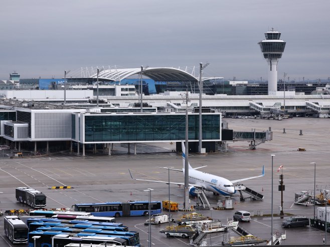 Njemačka: Na aerodromu u Minhenu 500 putnika zarobljeno u avionima