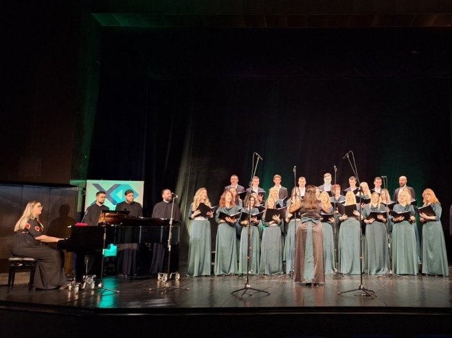 Hercegovački vizantijski hor i Gradski hor Tribunia iz Trebinja nastupili na Prazniku mimoze (VIDEO)