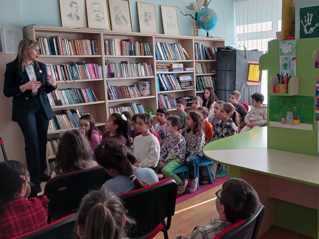 Istočno Sarajevo: U dječijoj biblioteci organizovan maraton u čitanju bajki