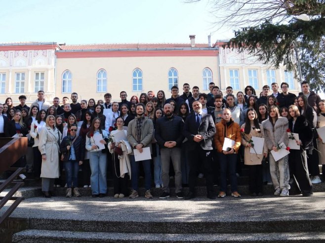 Derventa: Ugovori za stipendiranje učenika i studenata