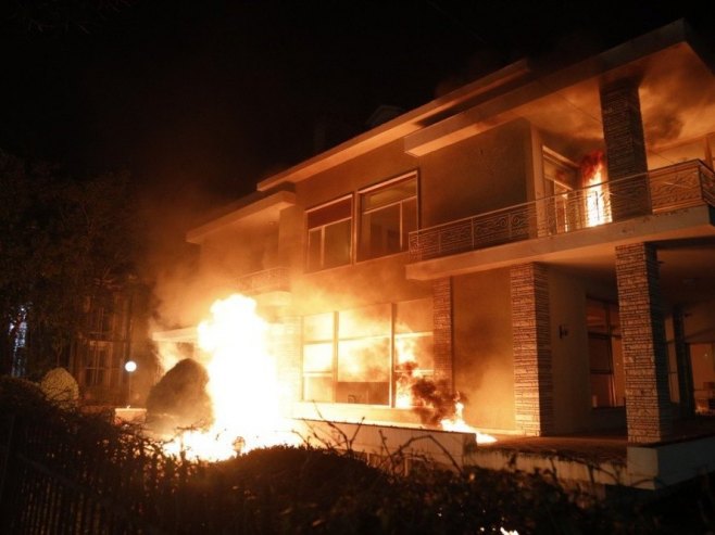 Protest opozicije u Tirani: Sukobi sa policijom, zapaljena vila Envera Hodže (VIDEO)