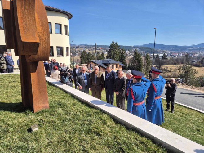Položeni vijenci na spomenik stvaraocima i braniocima Srpske, počast odao i Dodik (FOTO)