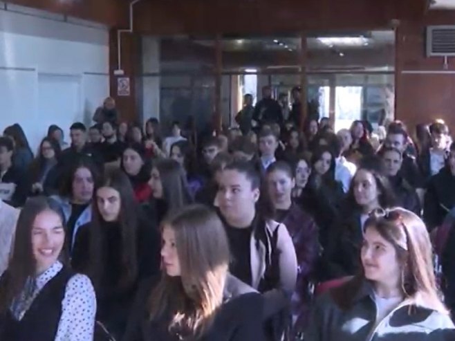 Derventa: Stipendije za nadarene učenike i studente (VIDEO)