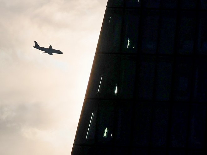 Sletio prvi avion sa evakuisanim crnogorskim državljanima