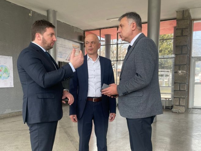 Golubović u radnoj posjeti Rogatici; Sredstva za mokre čvorove i rekonstrukciju staklenih portala u školama