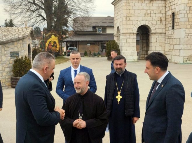 Minić u Sokocu: Posjetio Crkvi Svetog proroka Ilije i "Romanijsku kuću" (FOTO)