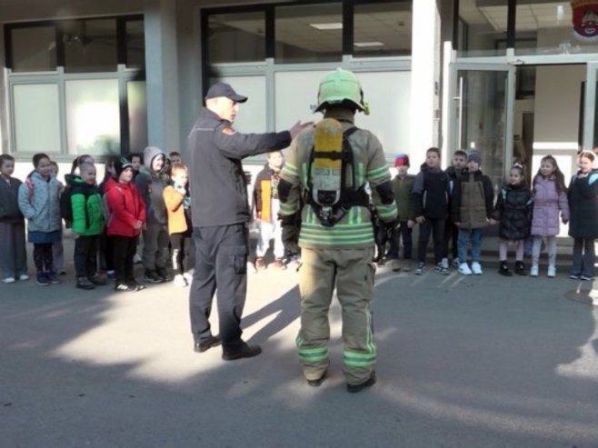 Đaci posjetili vatrogasce u Prijedoru - Foto: RTRS