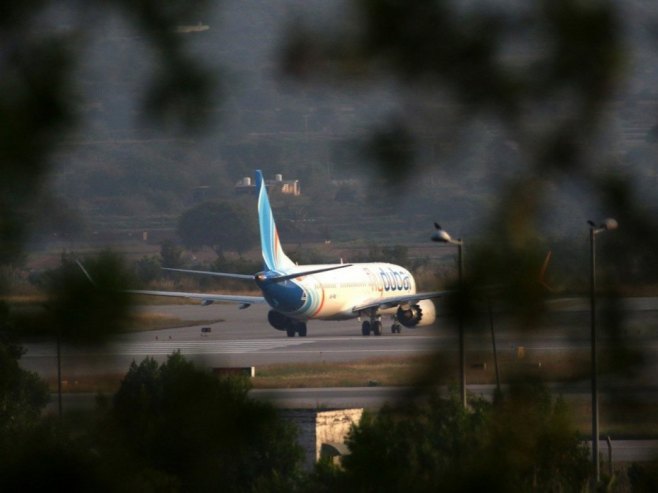 Јoš jedan avion iz Dubaija sletio u Beograd