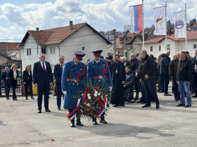 Minić i Ostojić položili vijence na Vojničko spomen-groblje Novi Zejtinlik (FOTO)