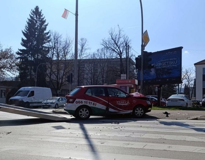 Banjaluka: Vozilom udario u semafor (FOTO/VIDEO)