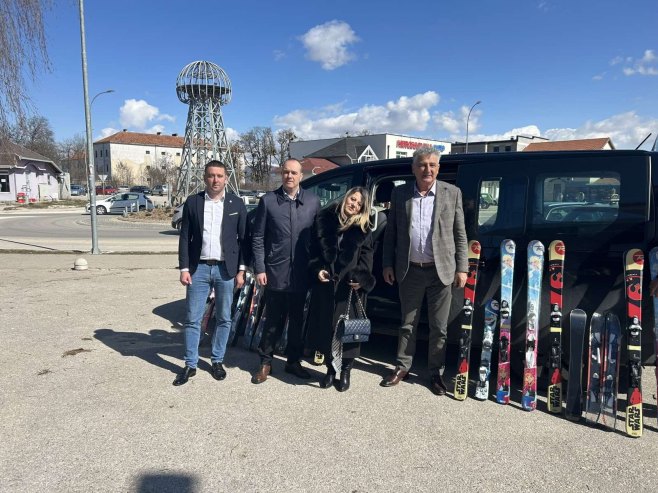 OC Јahorina donirao 30 pari skija opštini Nevesinje