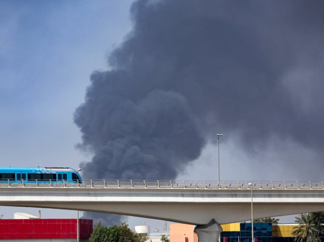 Iran zasuo UAE raketama i dronovima: Balistički projektil pogodio Dubaji