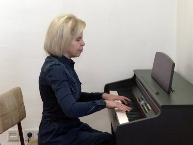 Slijepa nastavnica muzike iz Dervente prepreke u životu pretvara u izazove (VIDEO)
