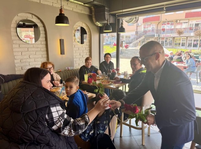 Darko Tomaš podijelio ruže za 8. Mart Darko Tomaš podijelio ruže za 8. Mart - Foto: RTRS