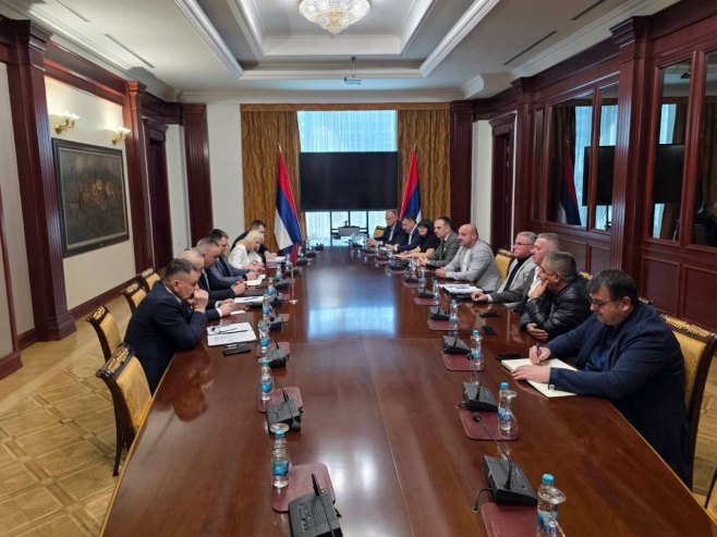 Minić sa predstavnicima prevoznika i privrednicima Minić sa predstavnicima prevoznika i privrednicima - Foto: Ustupljena fotografija