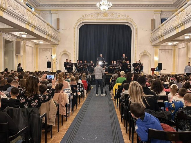 Koncert Policijskog orkestra za učenike banjalučkih osnovnih škola povodom Dana policije Srpske (VIDEO)
