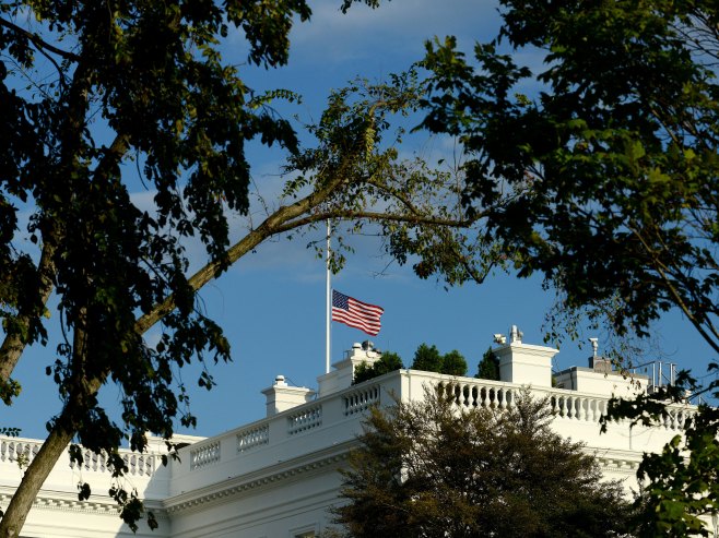 Incident u Vašingtonu: Automobil se zabio u ogradu Bijele kuće