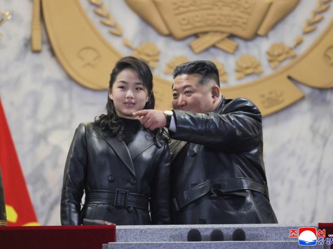 Kim DŽong Un testirao pištolje u fabrici municije uz prisustvo ćerke DŽu Ae