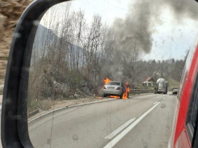Gorio automobil na putu ka Mrkonjić Gradu
