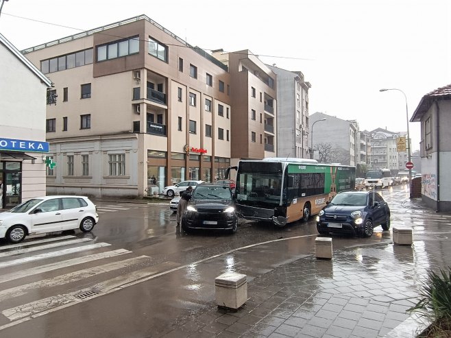 Saobraćajna nezgoda u Banjaluci; Sudar automobila i autobusa