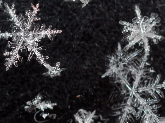 Snijeg se zabijelio u Sahari (FOTO)