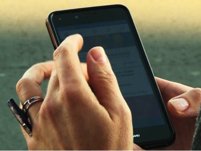 Mobilni telefon, ilustracija - Foto: RTRS