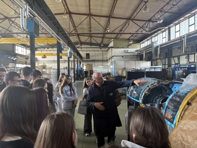 Učenici i nastavnici Vazduhoplovne akademije iz Beograda posjetili bijeljinski "Orao"