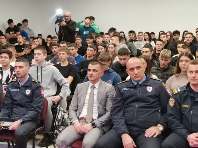 Srednjoškolcima u Doboju predstavljeni uslovi upisa Srednjoškolcima u Doboju predstavljeni uslovi upisa - Foto: SRNA
