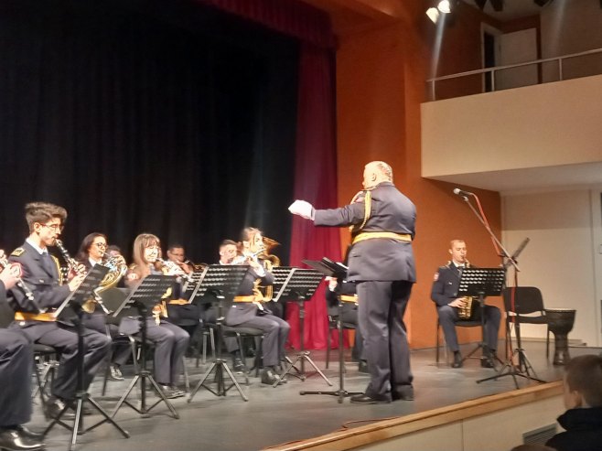 Policijski orkestar MUP-a Srpske oduševio trebinjske osnovce (FOTO)