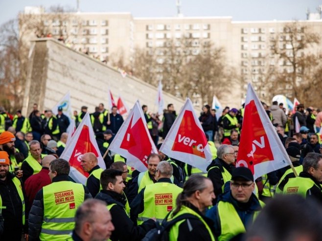 Štrajk upozorenja u javnom prevozu u Njemačkoj: Obustavljeni autobusi i vozovi